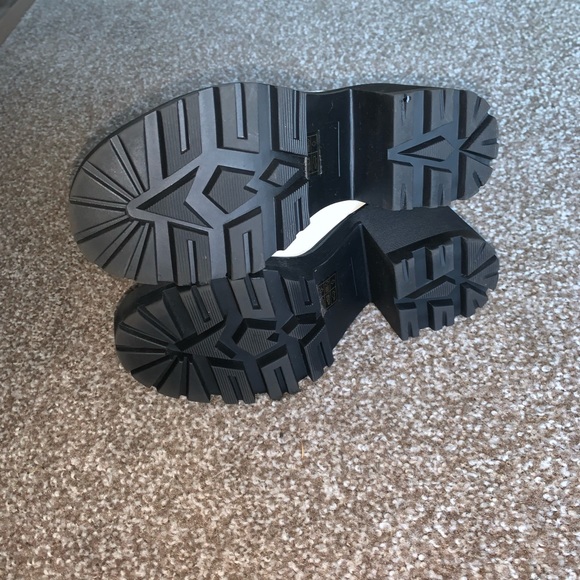 Urban Outfitters Chloe Chelsea boot in white - Picture 6 of 6